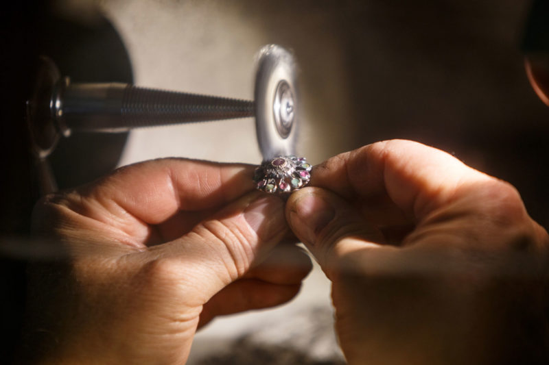 Polishing of jewelry